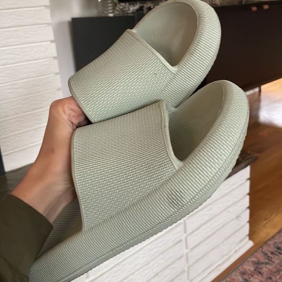 Roolee Pillow Slides - Picture 2 of 5